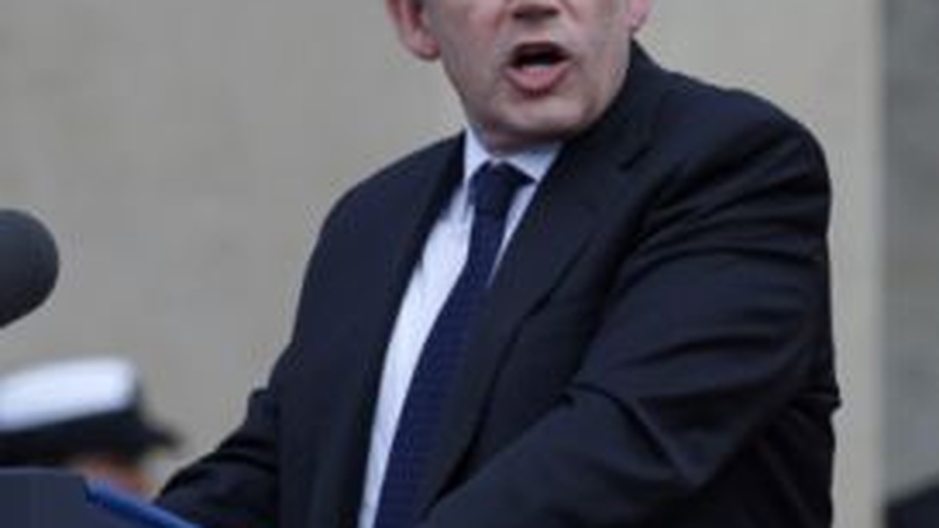 Premierul britanic isi hartuieste asistentii!