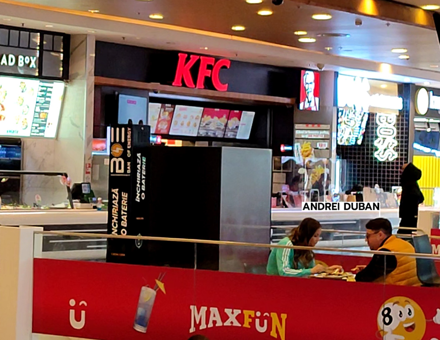 Andrei și Grațiela Duban savurează un mediu de la fast-food (Foto: CANCAN.RO)