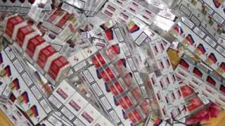 Politist de frontiera, prins cu aproape 600 de pachete de tigari de contrabanda