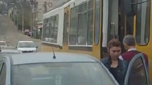 Gafa COLOSALA a unei femei din Iasi! Nici n-ar trebui sa urce vreodata intr-o masina, ce sa mai zicem de condus! Ce a facut