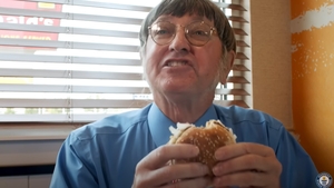 NU E BANC! El este bărbatul care a mâncat peste 35.000 de hamburgeri de la Mc Donald’s: ”Mulți au crezut că voi muri”