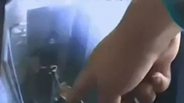 Umanitatea e pierduta! O fetita de doar 10 ani a calcat in picioare un bebelus de doar doi ani si l-a aruncat de la etaj