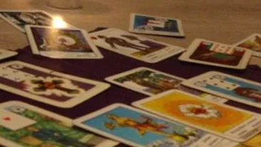 Femeie cautata de politie dupa ce a furat bijuteriile din aur ale unor eleve