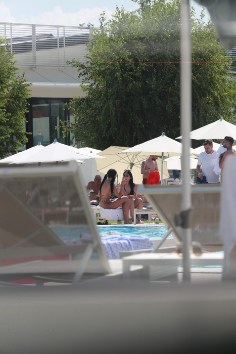 Raluca şi prietena sa la piscină