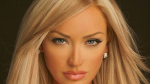 Bianca Drăguşanu, noua Barbie de România! Frumoasa roşcată s-a transformat într-o păpuşică!