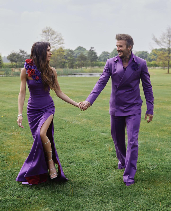 David și Victoria Beckham au recreat scena nunții și au îmbrăcat celebrele ținute mov. Cuplul a sărbătorit 25 de ani de căsnicie într-un mod inedit. GALERIE FOTO