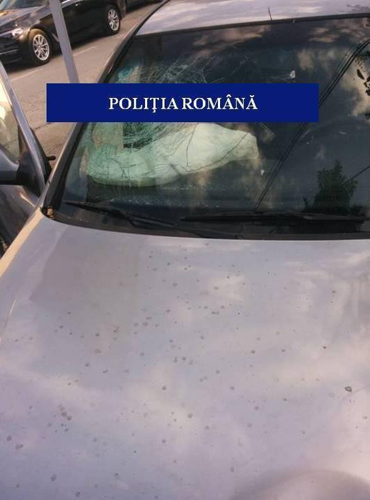 Adolescentul a nimerit într-un stâlp cu mașina pe care o furase