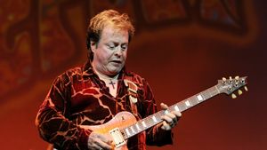 Doliu în lumea muzicii! Un chitarist legendar a murit la 77 de ani