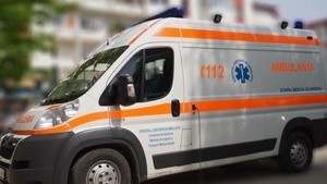 O ambulanță care transporta o pacientă a lovit un bărbat pe o trecere de pietoni din Tecuci