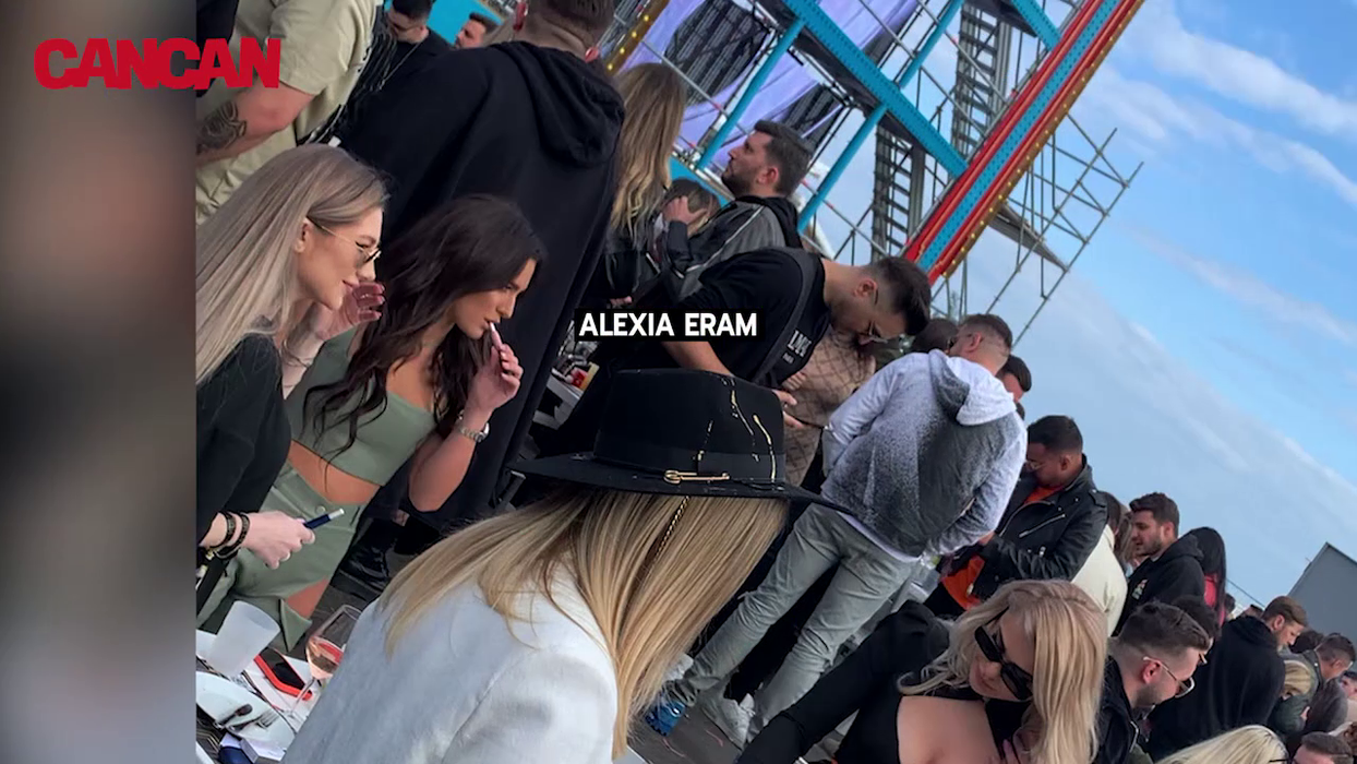 Alexia Eram trage din țigara electronică / (Foto: CANCAN.RO)