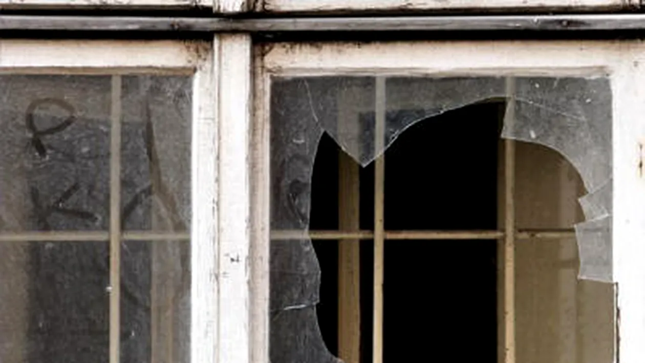 Haos în centrul oraşului Braşov! Doi tineri au spart 26 de vitrine!