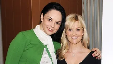 Fotografia care a nascut o mie de dileme: care dintre cele doua dive crezi ca e gravida, Andreea Marin sau Reese Witherspoon? Burtica o da de gol!