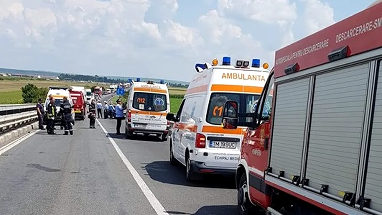 Cinci răniţi, după ce o ambulanţă aflată în misiune s-a ciocnit violent cu o maşină în Timiş