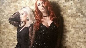 Raluca şi Denisa de la Bambi au pozat sexy, însă un detaliu jenant le-a scăpat în imagine! Ce se vede în poza surprinsă la filmări şi nu va apărea niciodată în clip