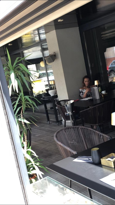 Iulia Vântur, singură la o cafea în ”Floreasca”. A venit acum o lună în România