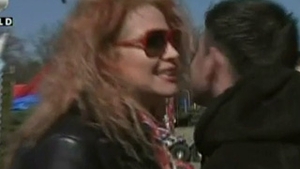 VIDEO Oana Lis se saruta cu barbati mai tineri in parc! Oare Viorel Lis stie?