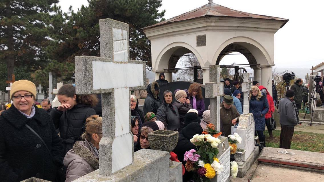 Oamenii s-au îmbulzit la mormântul Stelei Popescu