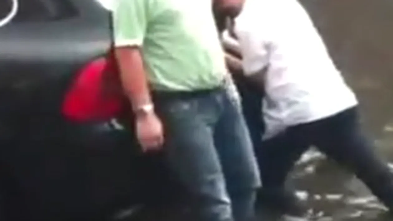 VIDEO Cel mai ghinionist sofer din lume! S-a facut de rusine la volanul unui Cayenne