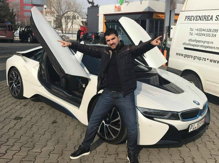 Bolidul de lux al lui Tzancă Uraganul, lovit de o femeie care a pierdut controlul volanului: ”Uitați ce face neatenția din om”