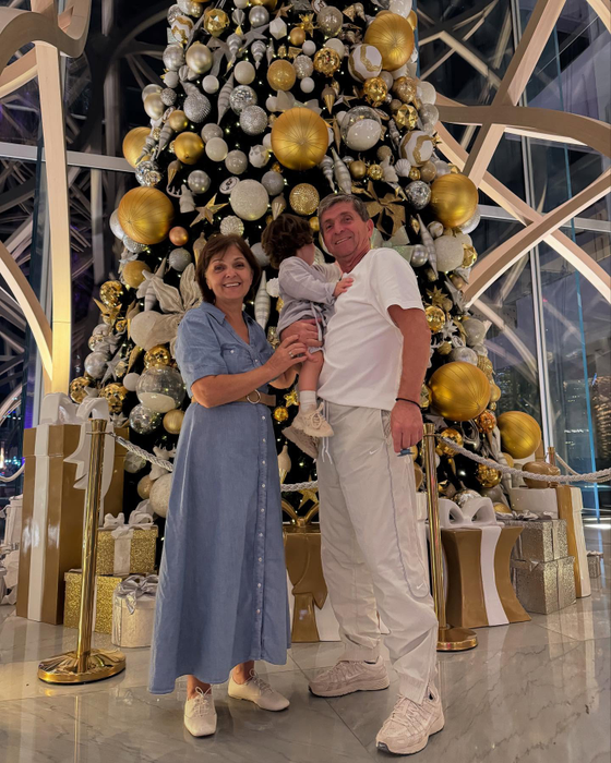 Părinții lui Theo Rose, alături de nepotul lor, Sasha/ Sursa foto: Instagram