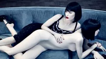 VIDEO Megan Fox, scene sexy cu un manechin! Vezi aici o sedinta foto incendiara!