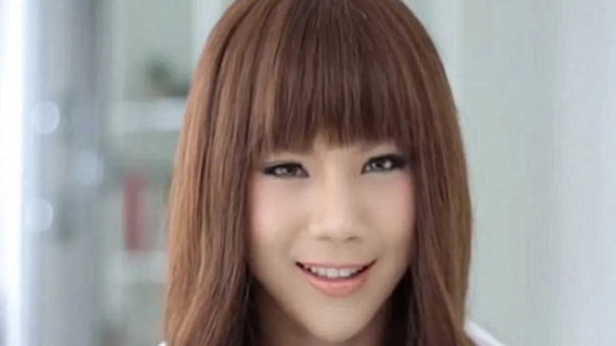 Cea mai neinspirată reclamă! Cum reuseste această tânără să obtină sâni cu 3 mărimi mai mari cu ajutorul unui sutien