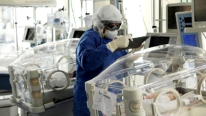 Medicilor nu le-a venit să creadă! Tripleți născuți infectați cu noul coronavirus! Părinții lor, depistați negativi