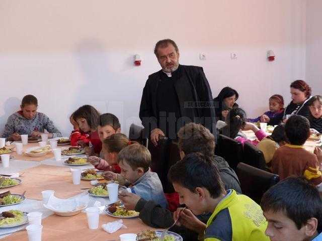 Un tânăr din Suceava le-a dus ajutoare celor 120 de orfani ai părintelui Negrea! După moartea preotului, copiii au nevoie de ajutor!