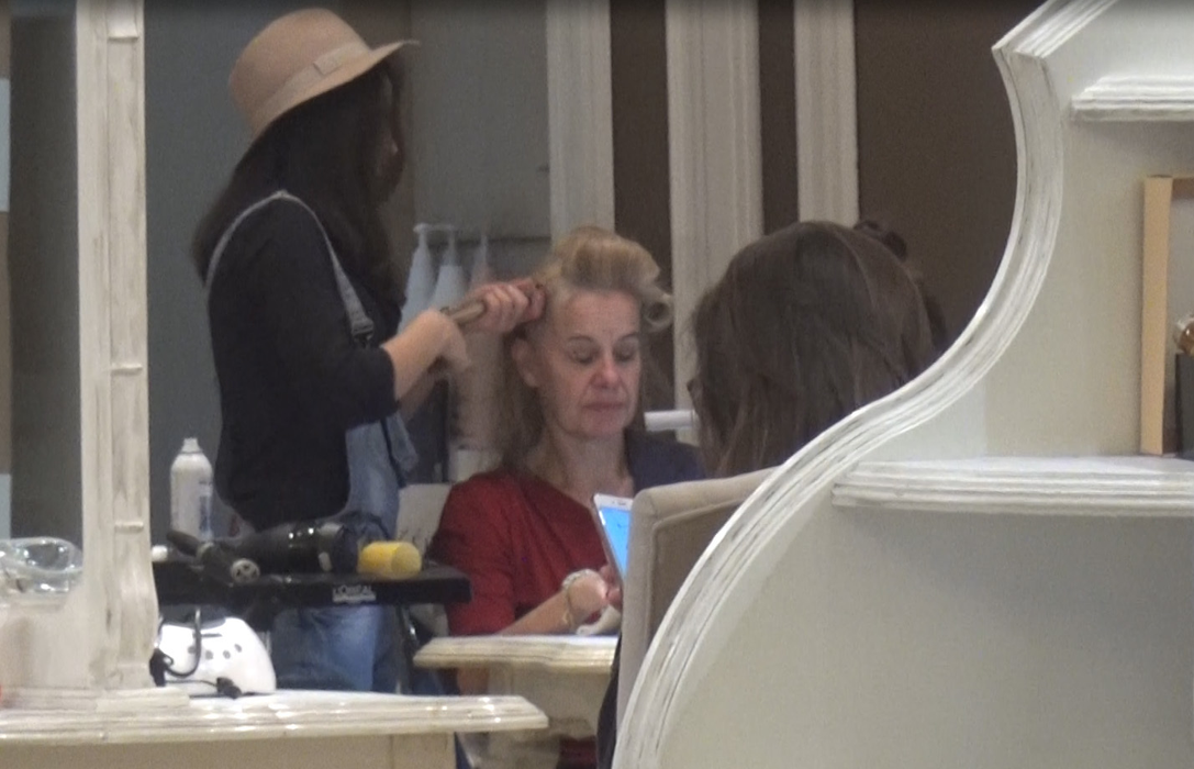 A doua zi după întâlnirea cu Movilă, ambasadoarea Olandei a mers la coafor