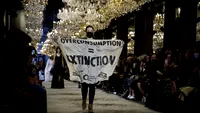 Prezentarea de modă a colecției Louis Vuitton, întreruptă de două activiste de mediu. Femeile au urcat pe podium, printre manechine