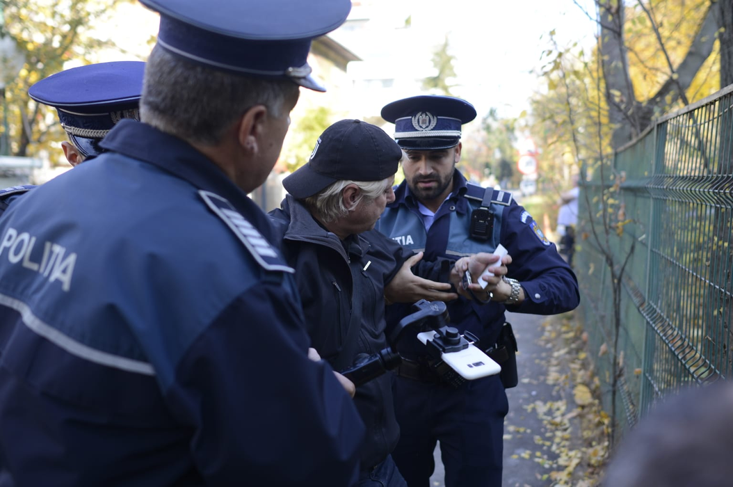 Incident în fața locuinței lui Ion Iliescu. Protestatarul ”Ceaușescu” a fost ridicat de polițiști: ”Trebuia să stai la pușcărie!”