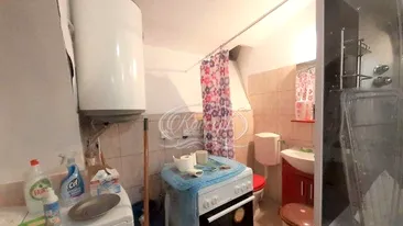 Garsonieră cu bucătăria în baie, la Cluj-Napoca. Preţul încredibil cu care se vinde locuinţa cu WC-ul ascuns după aragaz