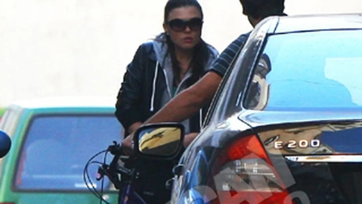 Paula Seling si sotul ei isi rezolva divergentele in strada. S-au certat in fata casei