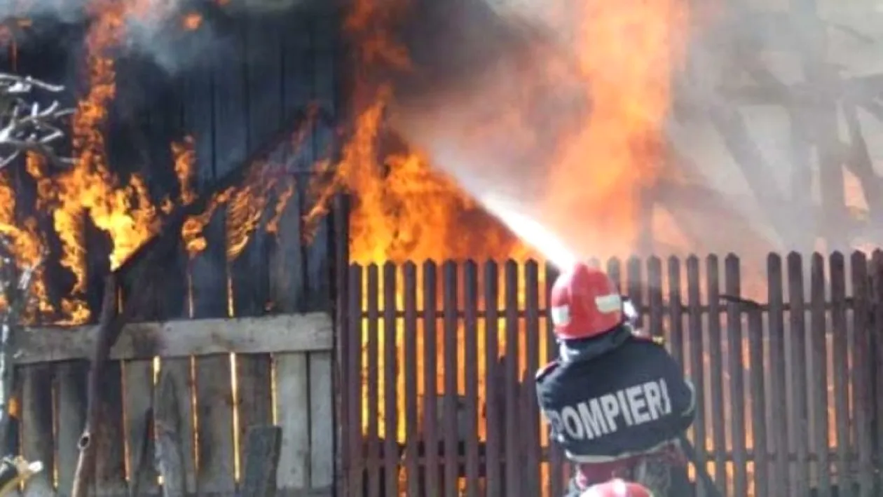 Tragedie în județul Galați. O femeie a murit carbonizată după ce locuința ei a luat foc