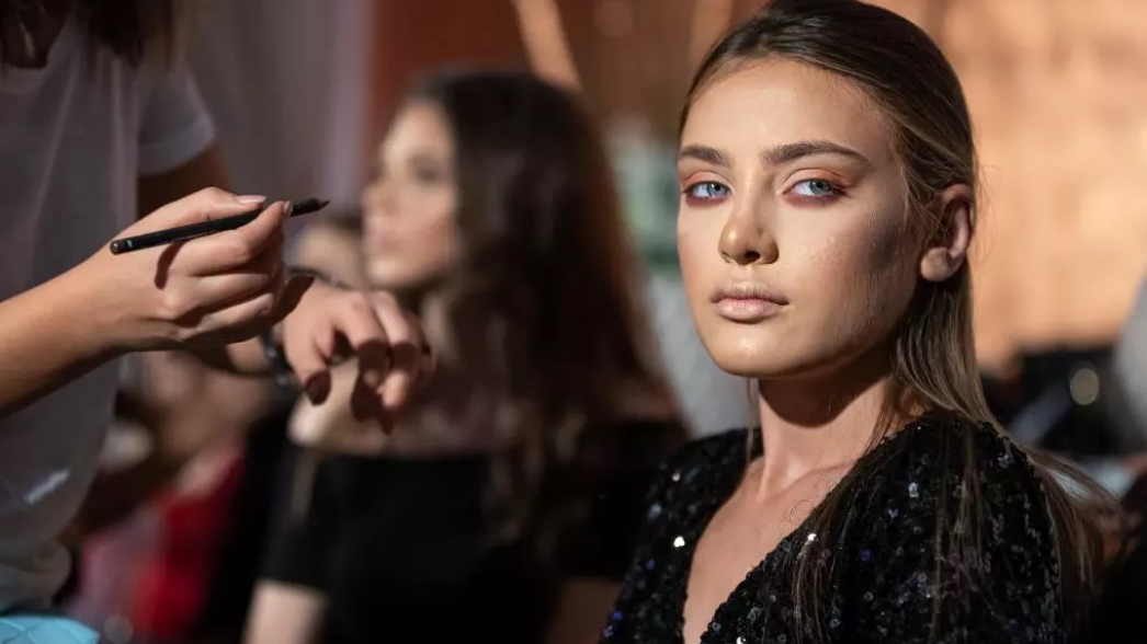 O mai ții minte pe Adina, fetița care trăia lângă groapa de gunoi la limita sărăciei? Cum arată și cu ce se ocupă acum