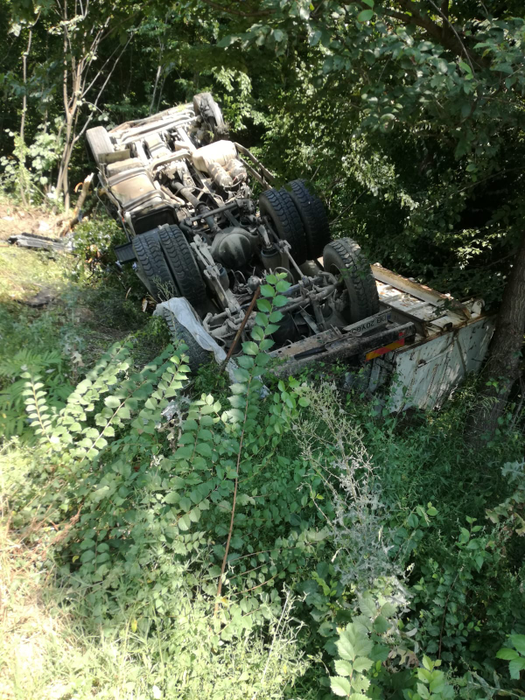 Camionul s-a răsturnat în afara părții carosabile