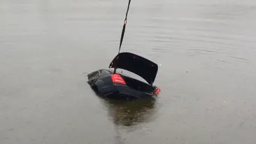 Accident spectaculos in Pipera! Un om de afaceri a ajuns cu un bolid de zeci de mii de euro in lac!