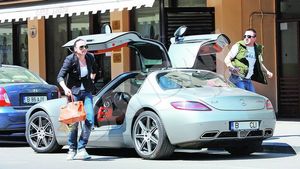 Isi plimba soferul cu bolidul de 190.000 de euro