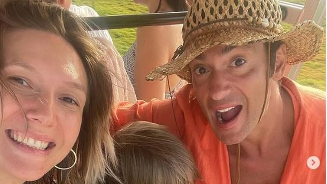 Alexandru, fiul Adelei Popescu si al lui Radu Vâlcan, i-a găsit nume frățiorului: ”Gata, stăm linistiți!”