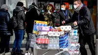 Tipic! Un român s-a plâns de cozile infernale de la supermarket, în timp ce și el stătea la rând