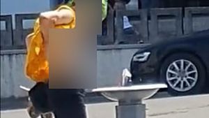 Made în Vaslui. Îi era cald, așa că s-a răcorit la o ”țâșnitoare”, iar nasturii au zburat! ”Mă mir că doamna nu a aruncat și fusta de pe ea”