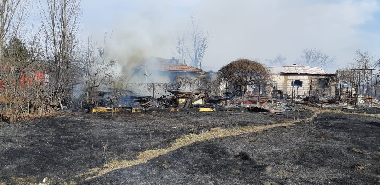 După Vrancea și Giurgiu, incendiu puternic de vegetație și în Dâmbovița | FOTO + VIDEO