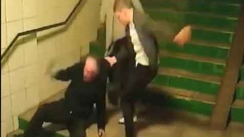 VIDEO. Scene de violență extremă! Un bătrân a fost tocat în bătaie de doi golani, în Brașov
