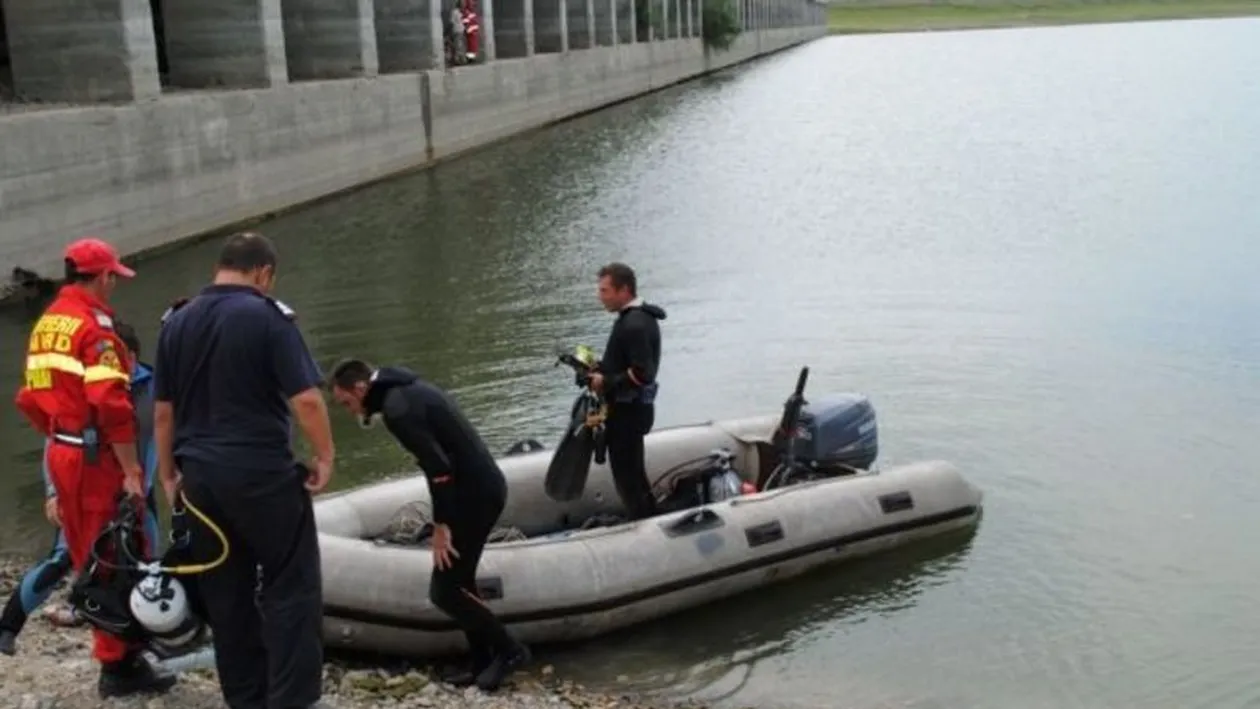 Un băiat de 13 ani e căutat de pompieri şi scafandri, după ce nu a mai reuşit să iasă din apele râului Olt