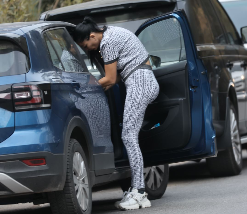 Brigitte caută ceva în mașina pe care o conduce soțul ei (Foto: CANCAN.RO)