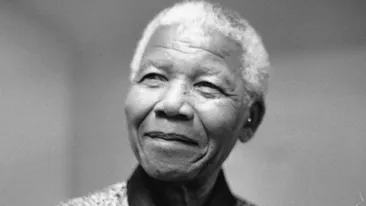 Sicriul cu trupul neînsufleţit al lui Nelson Mandela, depus din nou la sediul preşedinţiei