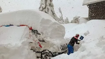 Cod roșu de ninsori! Strat de zăpadă de un metru. Unii localnici au rămas fără curent