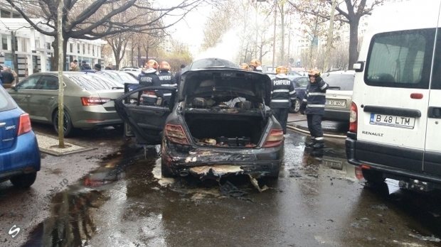 Panică în centrul Capitalei! O maşină a luat foc în mers! Ce s-a întâmplat cu şoferul