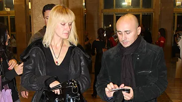 Scena demne de cascadorii rasului cu Marcel Pavel, la mall. El s-a descaltat, sotia si-a pus mana la nas