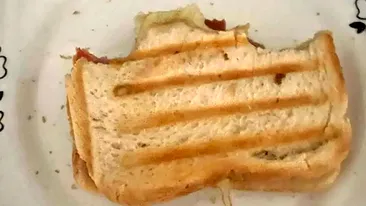 Motivul bizar pentru care acest sandwich mâncat pe jumătate a fost scos la licitație pentru 1.300.000 $